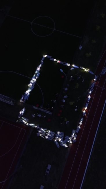 10 baltas kambarys Renatos Karvelis poetinis performansas „Gyvi pamatai“, 2025 rugsėjo 5 d., Tauragės M. Mažvydo progimnazijos stadionas. Nuotrauka iš drono (3)